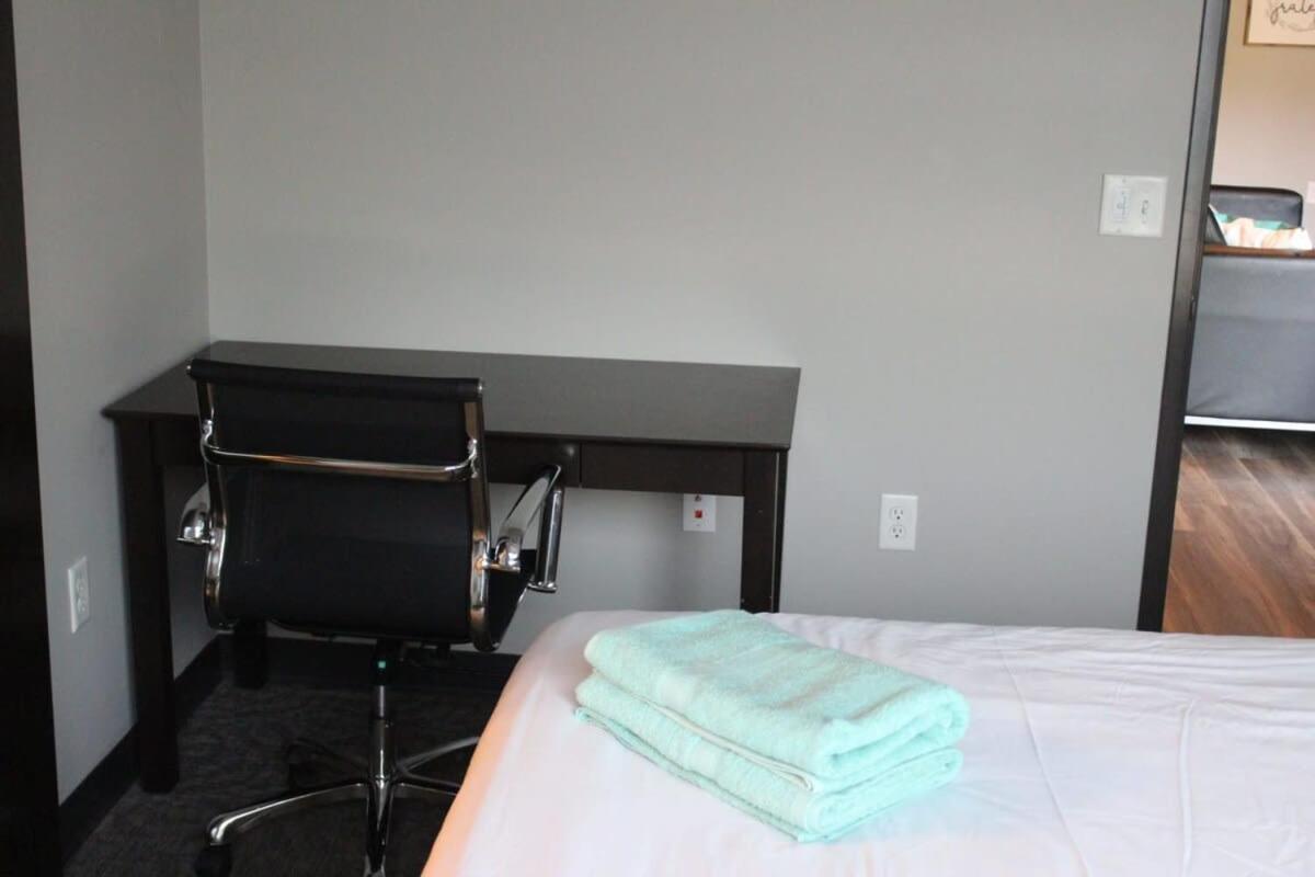 Spacious 2Br Suite Plus Patio Near Iowa State 에임스 외부 사진
